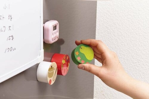 マグネットつきのテープを 冷蔵庫に貼るとラベリングに便利 イメージ