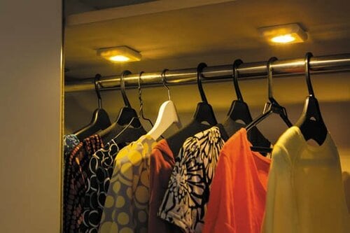 クローゼットにあと付けで中が見やすくなるミニサイズ照明 イメージ