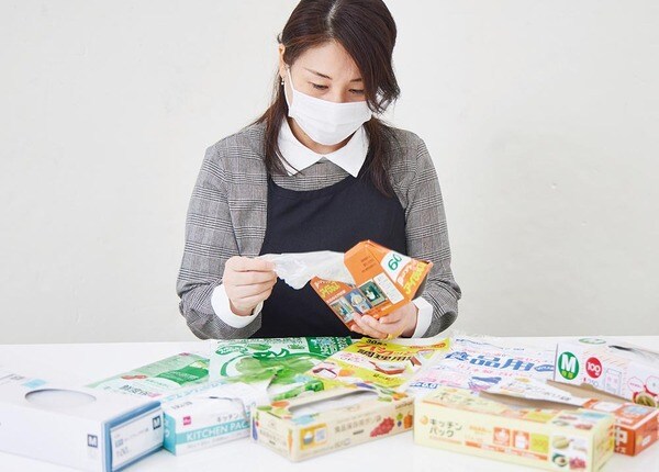 ポリ袋の使い勝手をテストする料理家の酒寄美奈子さん