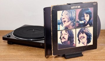 レトロではなく現代的なデザインが特徴 レコードプレーヤーおすすめ イメージ