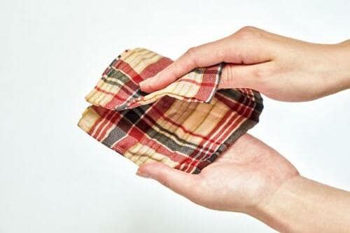 ポイント：ハンカチは4つ折りで干す イメージ