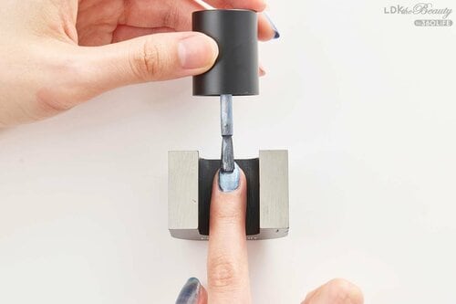 指を置くタイプの磁石はテクニックいらずで初心者向き マグネットネイルおすすめ イメージ