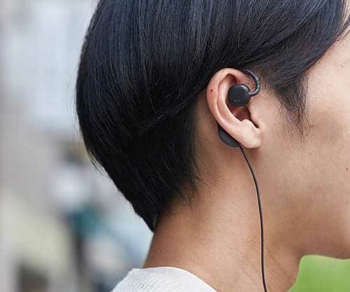 新技術を導入した耳を塞がないヘッドホンとイヤホンを検証 イメージ