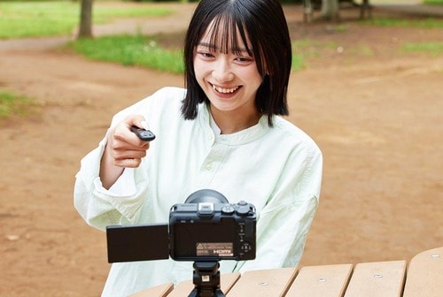 アプリからズームが使えて便利 キヤノン「EOS R50V」おすすめ イメージ