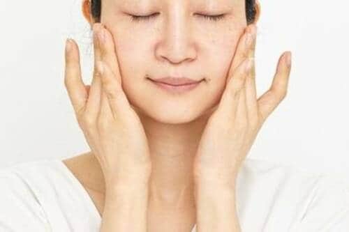 ステップ1:頰の中心から耳下、顎下に向かって老廃物を流す