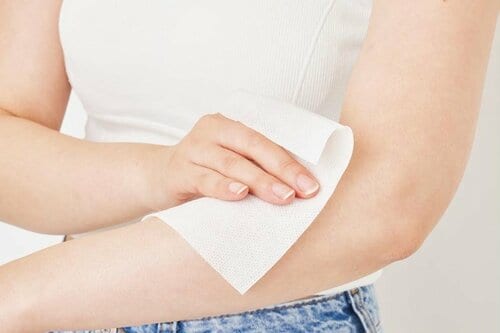 乾いたタオルで拭き取るよりサラッと肌に 汗拭きシートおすすめ イメージ