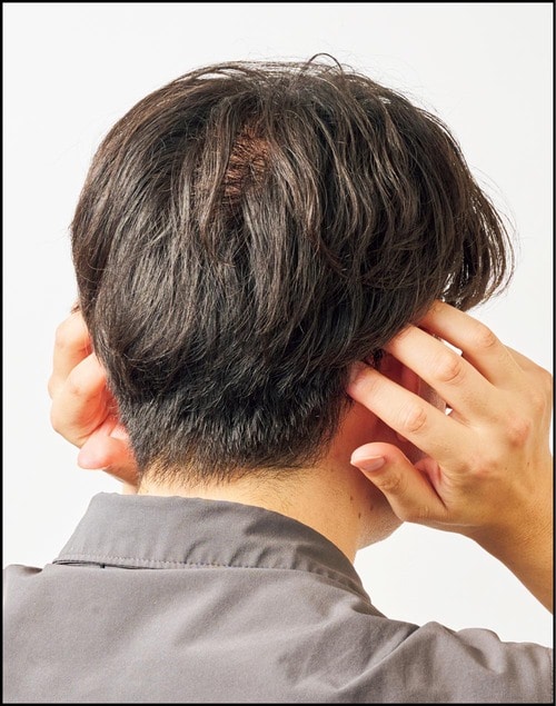 4.後頭部に指を当てる 男性用育毛剤おすすめ イメージ