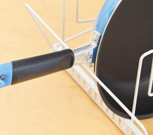 取っ手が固定されて取りやすい フライパンスタンドおすすめ イメージ