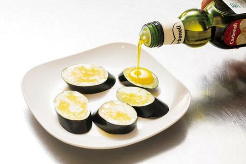 ［茄子］切ってからオイルをかけて焼きます イメージ