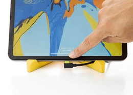 スワイプしやすく使いやすい！ 指が引っかからないV字型タブレットスタンドを『家電批評』が検証・レビュー
