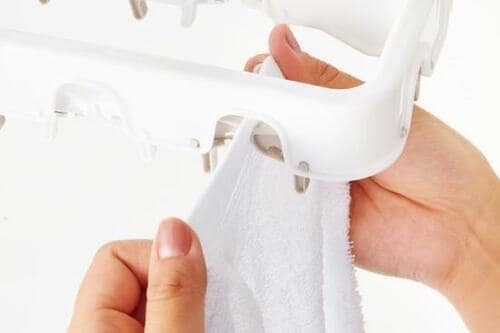 カインズの小物用ハンガーならピンチをつままず干せる！ イメージ3