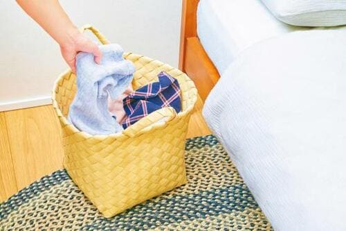 脱ぎ捨てた服の一時置き場にはバスケットが最適でした！ イメージ