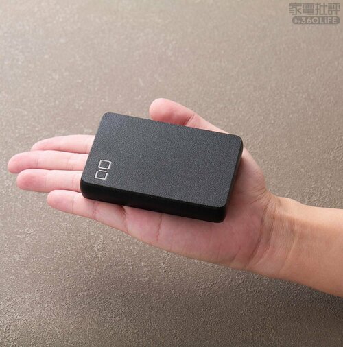 携帯性：手のひらサイズで約187gの軽さ 準固体モバイルバッテリーおすすめ イメージ