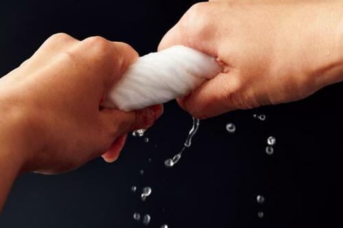 安いのに水気もしっかり吸収する！ カインズ「長さ2倍巻き キッチンペーパー」 イメージ2