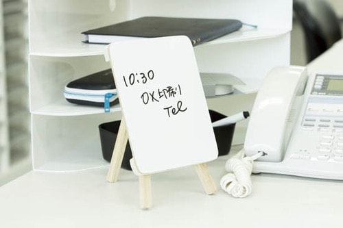 ［電話横アイデア②］紛失しない見やすいメモスタンドをつかう 100均のオフィス整理グッズおすすめ イメージ
