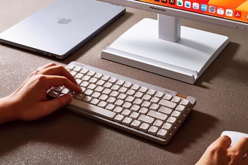 メカニカルキーボードを操作する様子