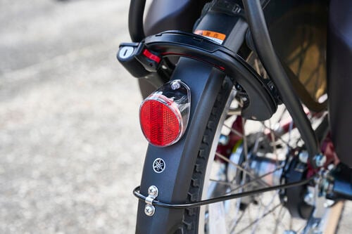 ソーラーテールランプが自動点滅するので安心 電動アシスト自転車おすすめ イメージ