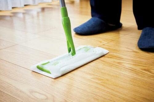 STEP1:ヘッド部分をできるだけ浮かさない ドライタイプのフローリング用掃除シートおすすめ イメージ