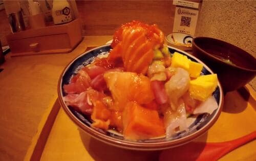 ＜食事＞赤系フィルターのような色味 アクションカメラおすすめ イメージ