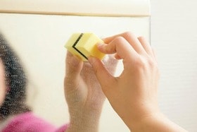 ゴシゴシはNG！ 鏡や窓はセリアの「ウロコ取り」でピカピカになります