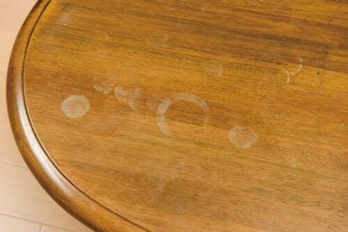 掃除ワザ3：テーブルについたコップのシミは削り落とす イメージ