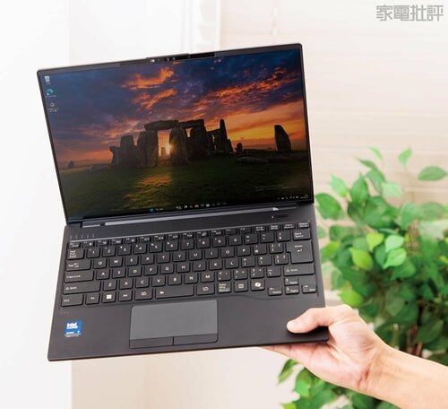 片手でもラクに持てる圧倒的な軽さ ノートパソコンおすすめ イメージ