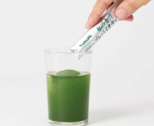 青汁が水に溶けやすいかテストする様子