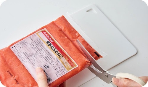 2：型に沿ってハサミでカット 業務スーパーの食品おすすめ イメージ
