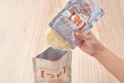 1:麺をつゆに入れる 非常食おすすめ イメージ