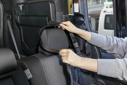 使用方法:前後のヘッドレストに掛けるだけ! 車用ハンモックバッグおすすめ イメージ