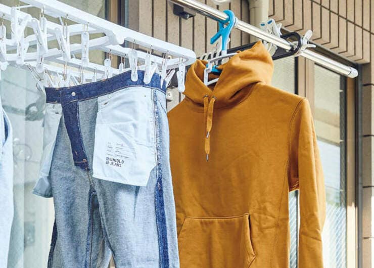 【洗濯ワザ】パーカー、ジーンズなど厚手衣類を速乾させる干し方は？｜『LDK』と洗濯のプロが伝授