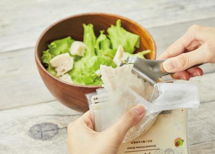 一芸トング「サラダチキン専用」「生ハム専用」は使いやすい？│『LDK』がチェック