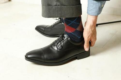 選び方1:かかとのホールドが効いているかどうか ビジネスシューズおすすめ イメージ