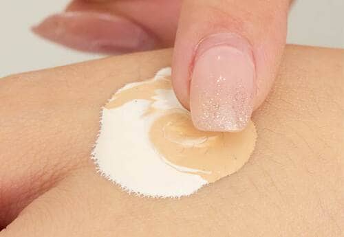 分離せずに混ざるけれど1:1だと白すぎる! ツヤ肌ファンデーションおすすめ イメージ