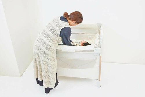 前枠が下がるので抱っこがしやすい ベビーベッドおすすめ イメージ