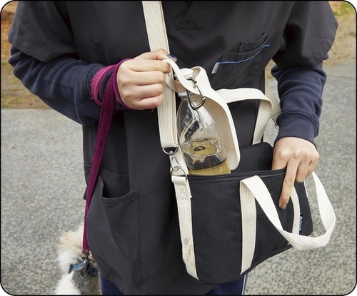 選び方3：出し入れしやすさ 犬のお散歩バッグおすすめ イメージ
