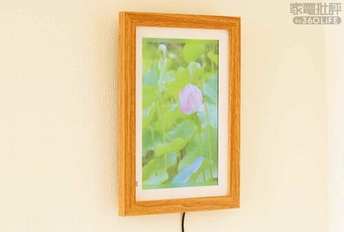 【設置性】温かみのあるウッド風フレーム。縦横どちらにも対応 デジタルフォトフレームおすすめ イメージ