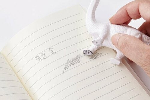 カッコいいのにちゃんと消せる恐竜＆動物型消しゴム イメージ