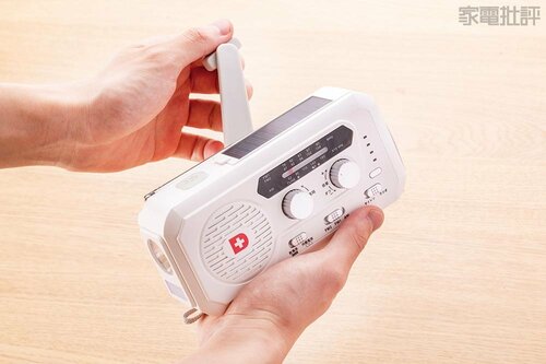 ハンドルも比較的軽めで回しやすい 防災防犯ダイレクト「ソーラー多機能ラジオライト5000」おすすめ イメージ