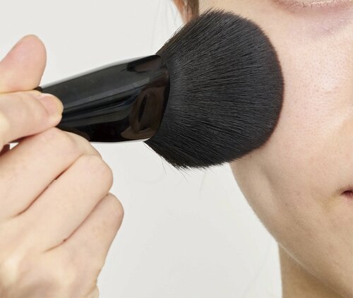 パウダーブラシを使うときのポイントは? パウダーブラシおすすめ イメージ