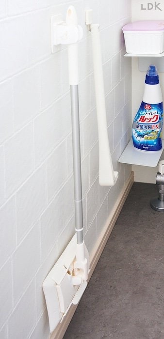 トイレの床掃除はミニワイパーをコンパクトに壁掛け! イメージ