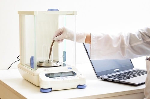 ヘアスプレーで洗髪時の落としやすさの検証の様子