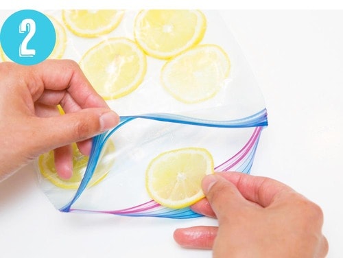 STEP2:フリーザーバッグの中に1枚ずつ並べる 野菜の冷凍保存方法おすすめ イメージ