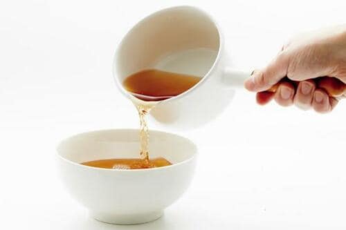 地味スゴポイント2：サッと注いでも液だれしにくい イメージ