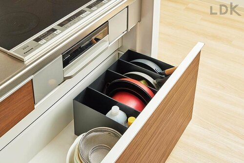 3:汚れやすいフライパンは黒ボックスにイン! 無印良品のダークグレーのファイルボックスおすすめ イメージ