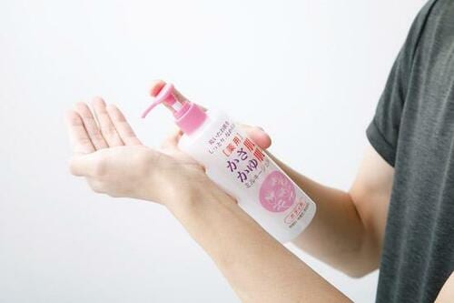 4位: 肌が弱い人には刺激が強いかも……マツモトキヨシ「かさ肌かゆ肌」 メンズ保湿クリームおすすめ イメージ2