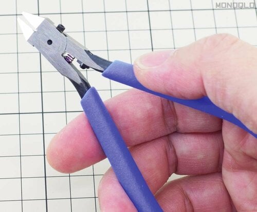 ステップ1:手のひらでやさしく包み込む プラモデル用ニッパーおすすめ イメージ