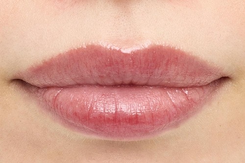 パンをかじってリップの落ち具合を確認 ピンクリップおすすめ イメージ2