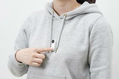 ポイント1：服や壁に貼って使える イメージ