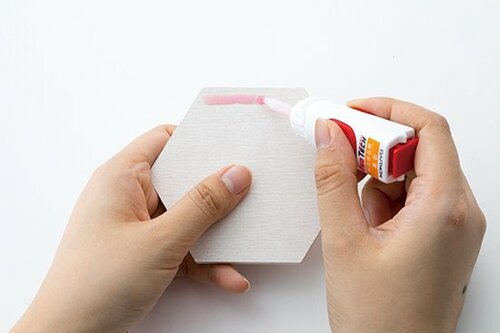 塗ったら赤くなるので失敗しませんキレイに塗れて乾くと透明です